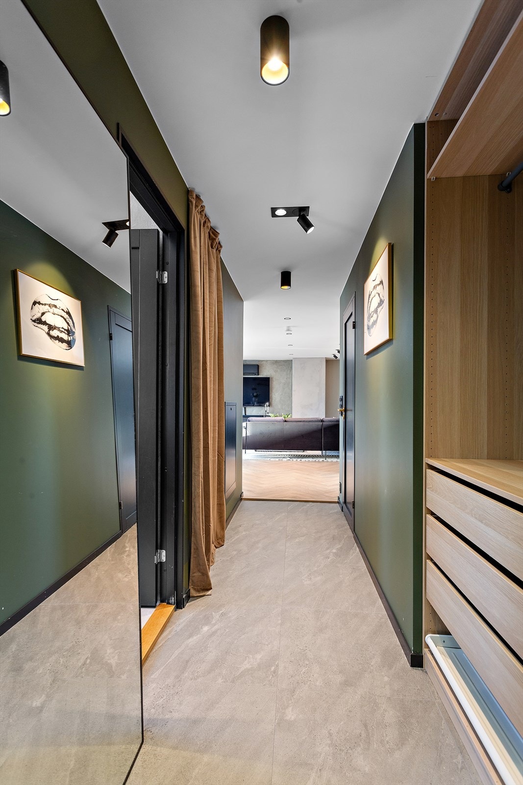 Entréen har flislagt gulv og god plass til oppbevaring i garderobeløsning. Galleribilde