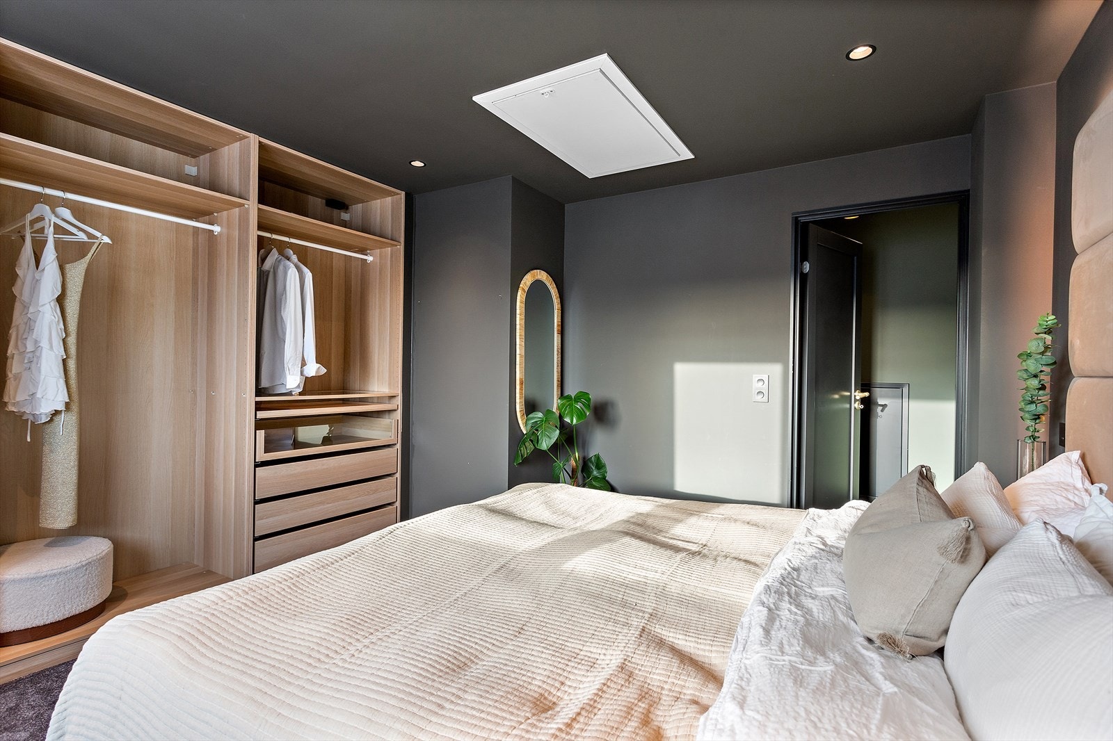 Hovedsoverommet har en stor, plassbygd garderobeløsning med god lagringsplass. Galleribilde