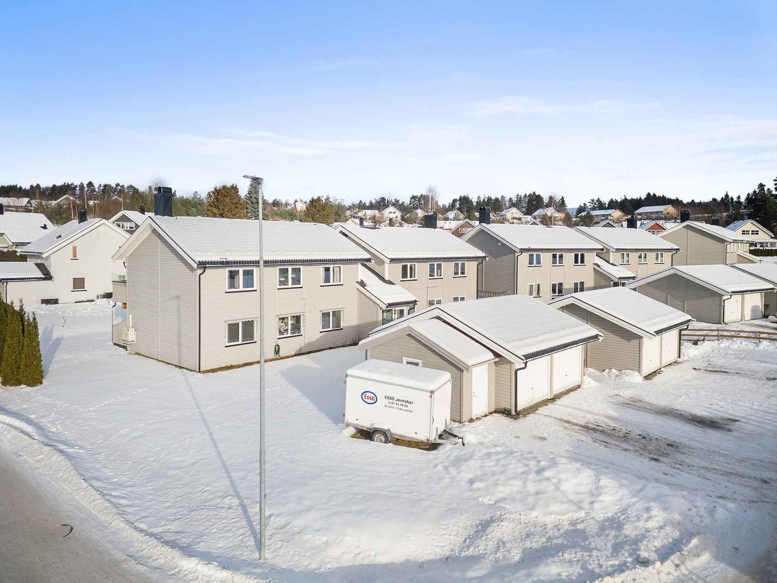 Beliggenheten byr på nærhet til turmuligheter, samt kort vei til servicetilbud på Kuben Senter. Galleribilde