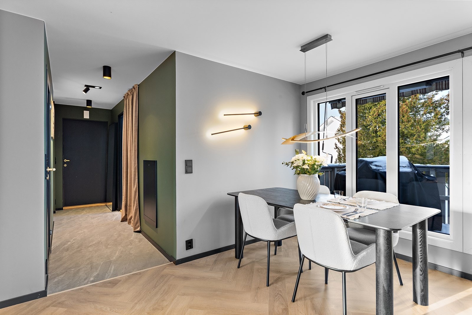 Gjennomtenkte farge- og materialvalg gir leiligheten et helhetlig preg. Galleribilde