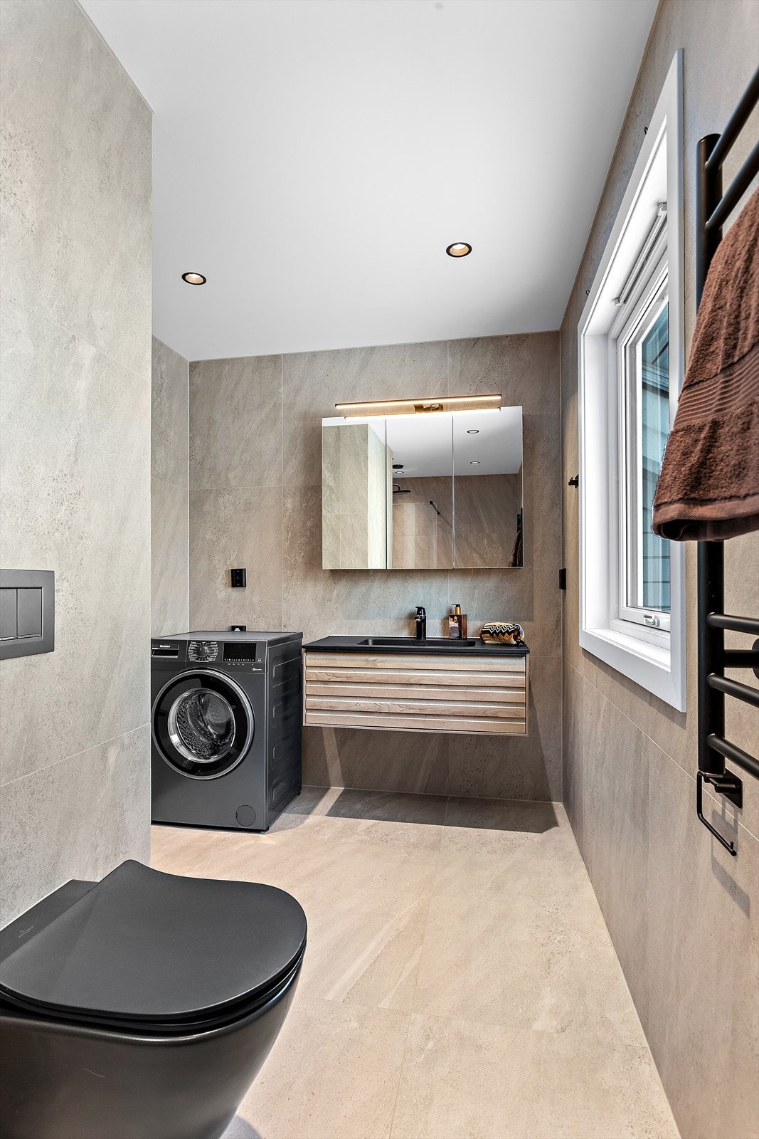 Her er det downlights i taket og en håndkletørker for ekstra komfort. Galleribilde