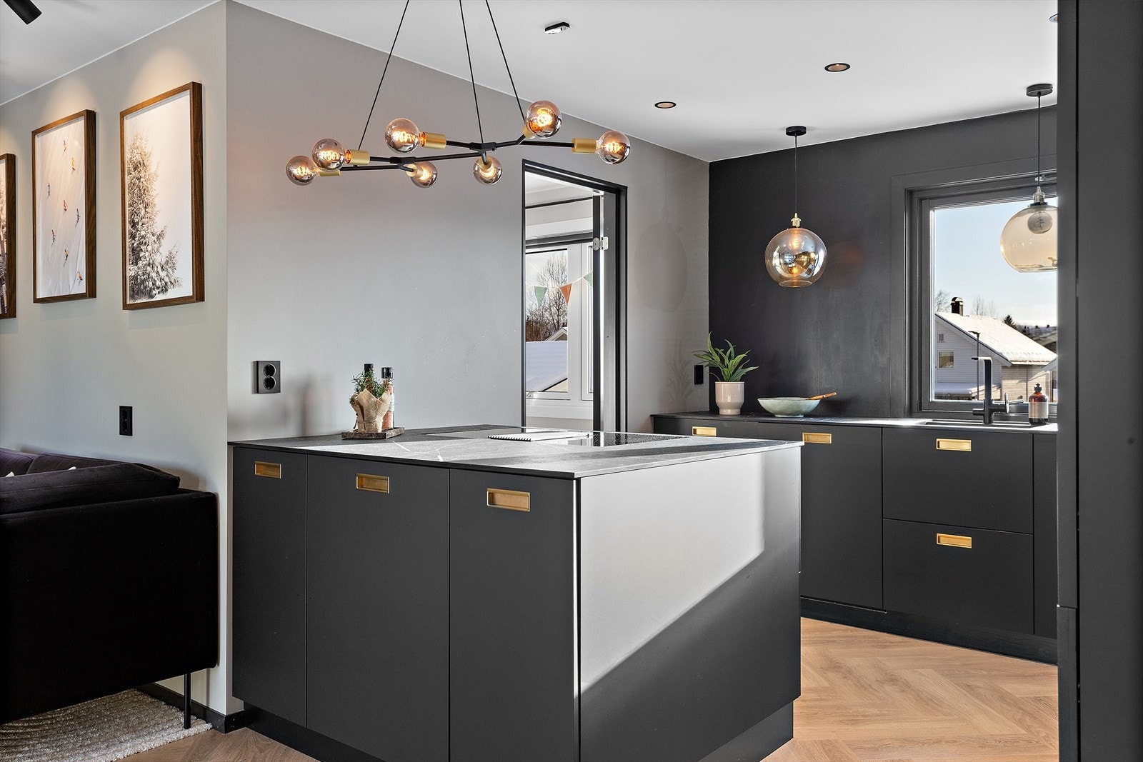 Kjøkkenøya fungerer som et naturlig samlingspunkt og gir ekstra arbeidsflate. Galleribilde
