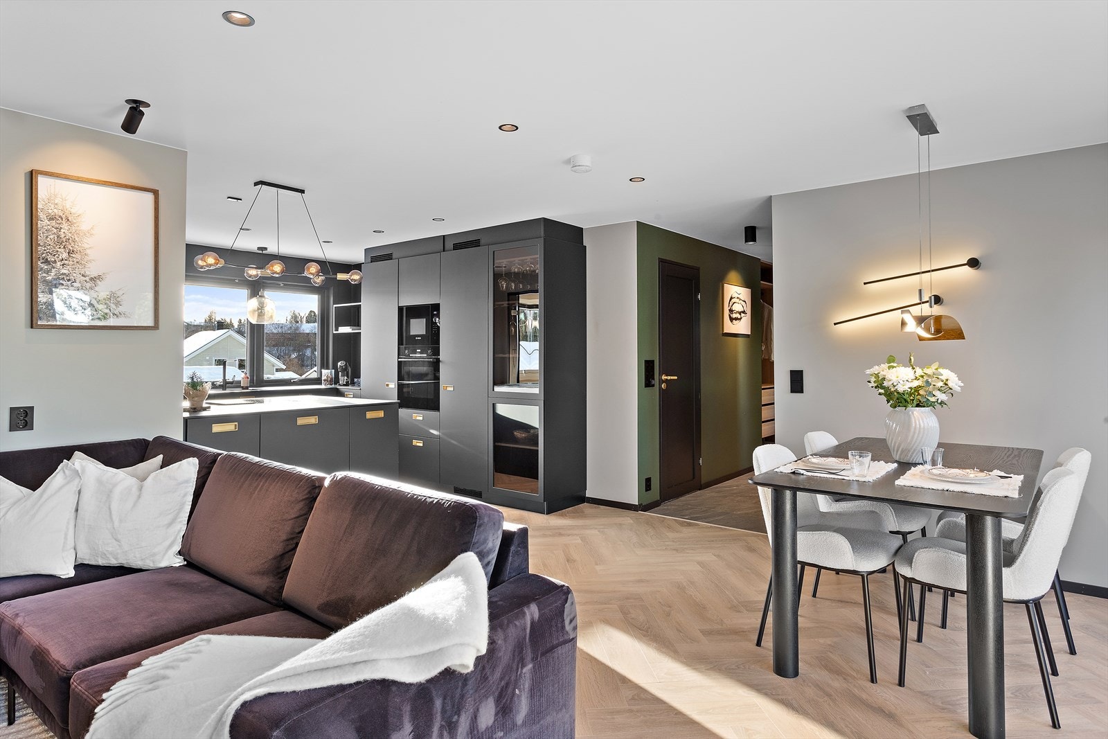 Det er god plass til både sofagruppe og spisebord i den åpne sonen. Galleribilde