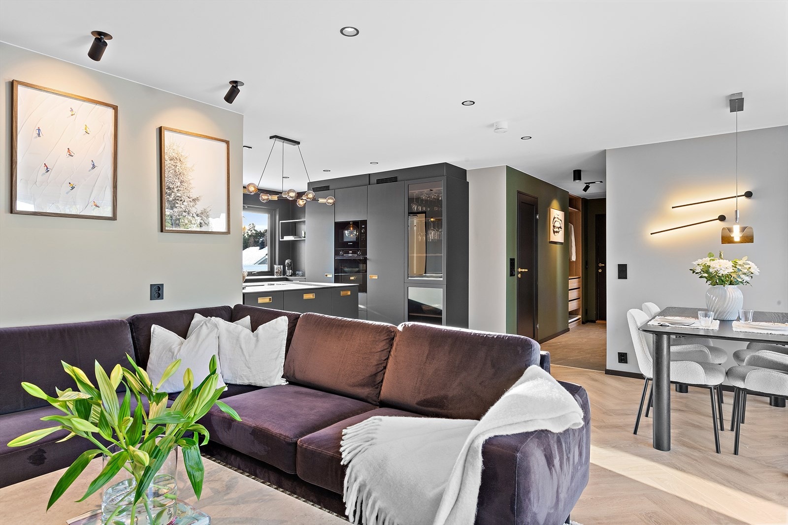 Stuen og spisestuen er gjennomgående med parkett i fiskebeinsmønster. Galleribilde