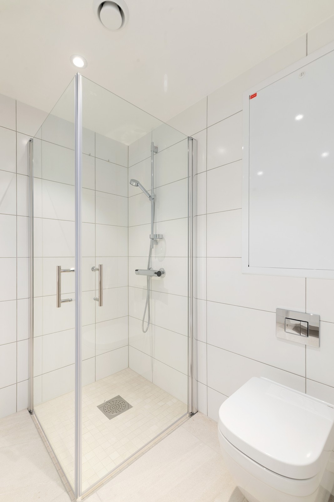 Badet er oppgradert med Nordic Stone Islanda gulvflis 60x60 og tar seg svært pent ut! Galleribilde