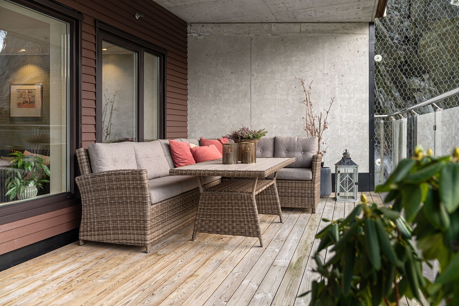 Flott altan med takoverbygg som gjør at du kan nyte uteområdene på tross av regnvær Galleribilde