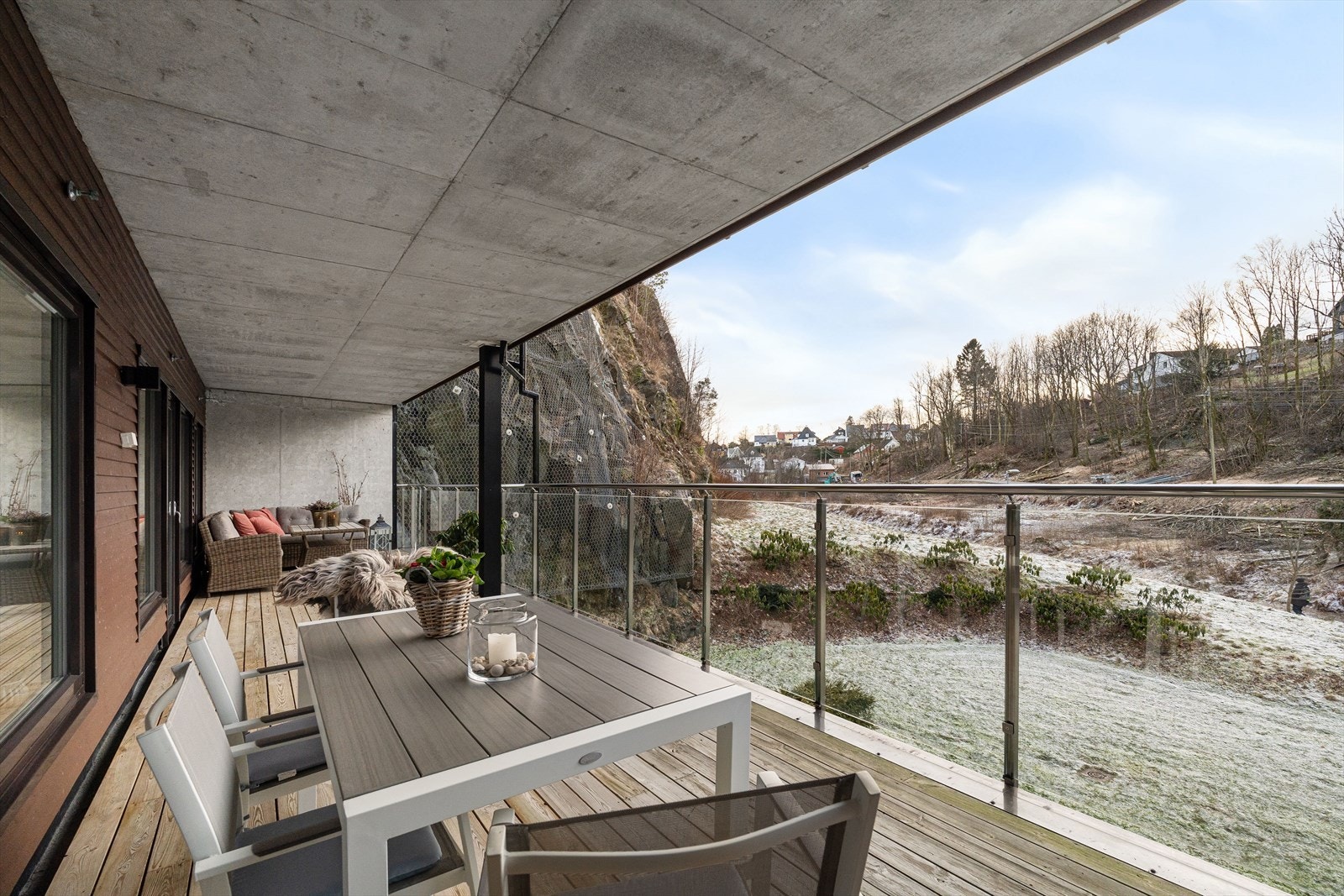 Leiligheten har en stor altan på 38 kvm. Galleribilde