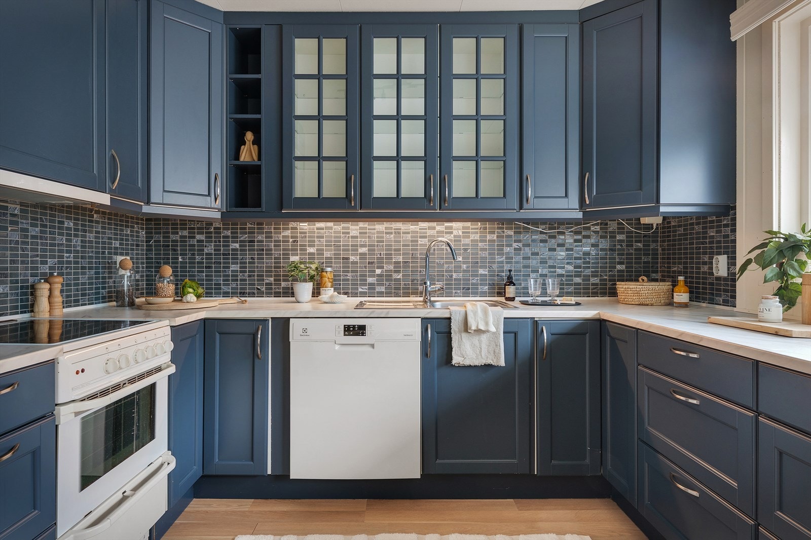 Integrerte hvitevarer som kjøleskap, oppvaskmaskin, komfyr og komfyrvakt gjør løsningen komplett og funksjonell. Galleribilde