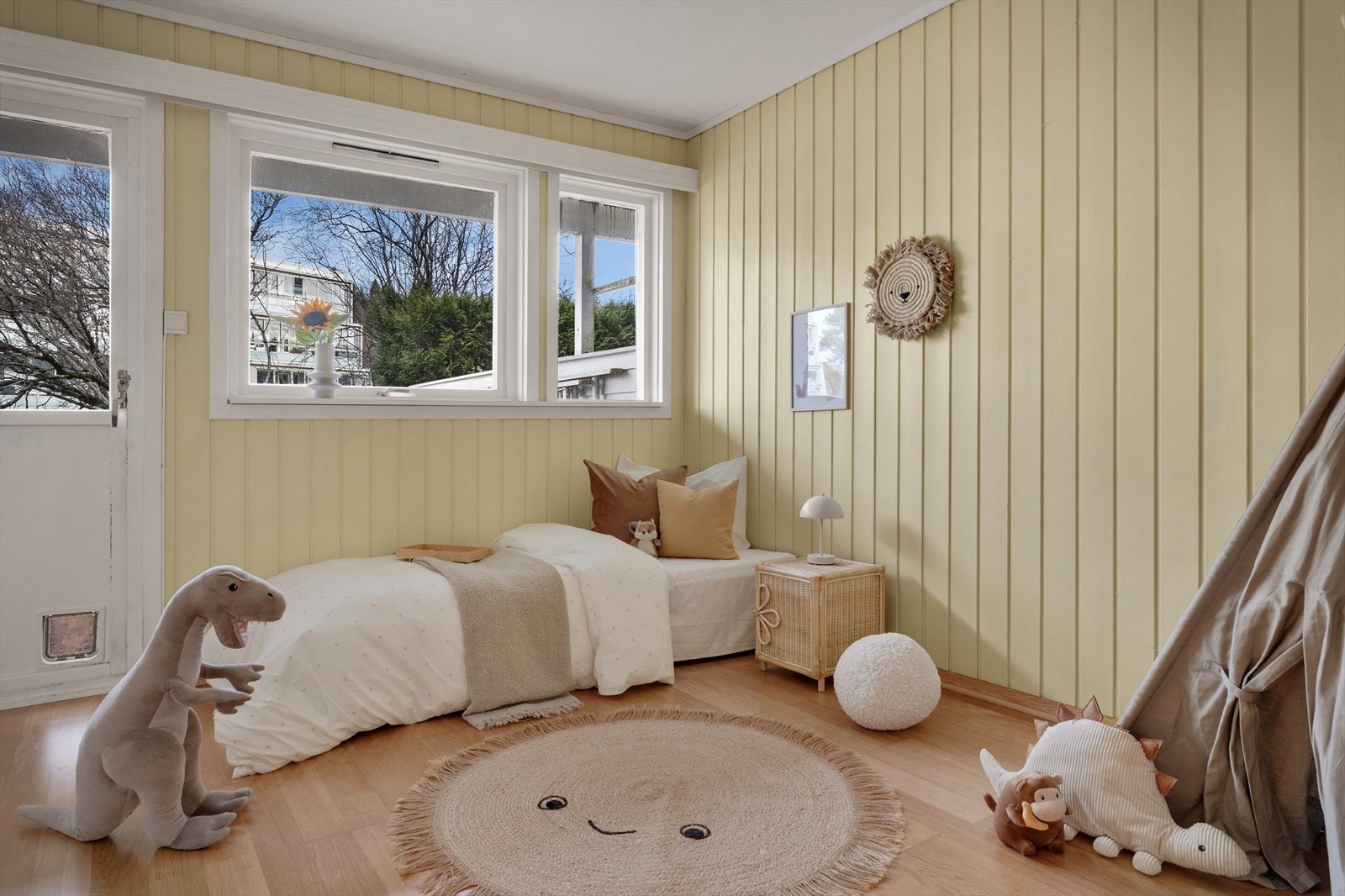 Det andre soverommet er innredet med enkeltseng og garderobeskap, og herfra har du direkte utgang til hagen Galleribilde