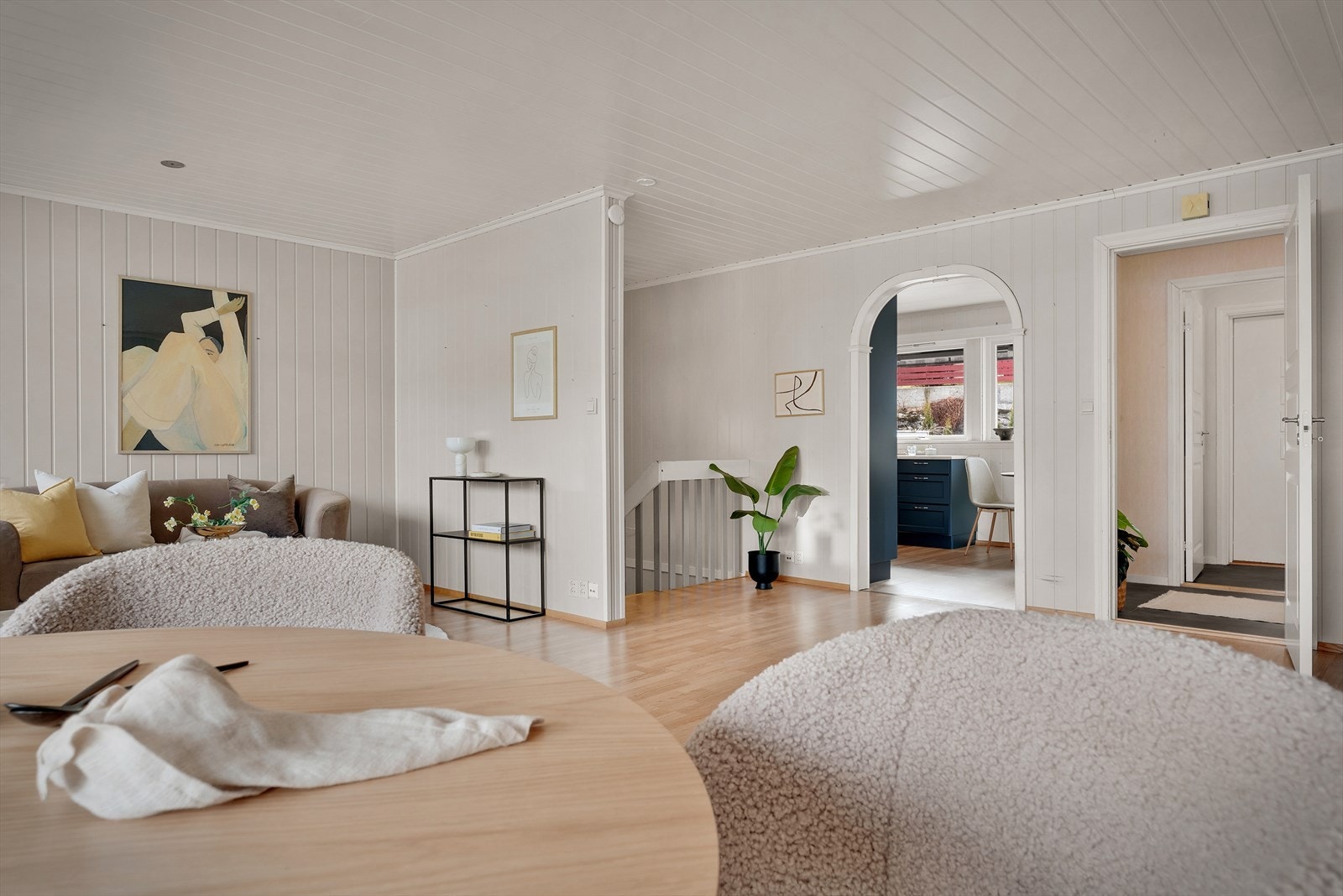 Stuen er på hele 38,18 m², den generøse størrelsen gjør det enkelt å tilrettelegge for både hyggelige samlingspunkter og egne soner for avslapning Galleribilde