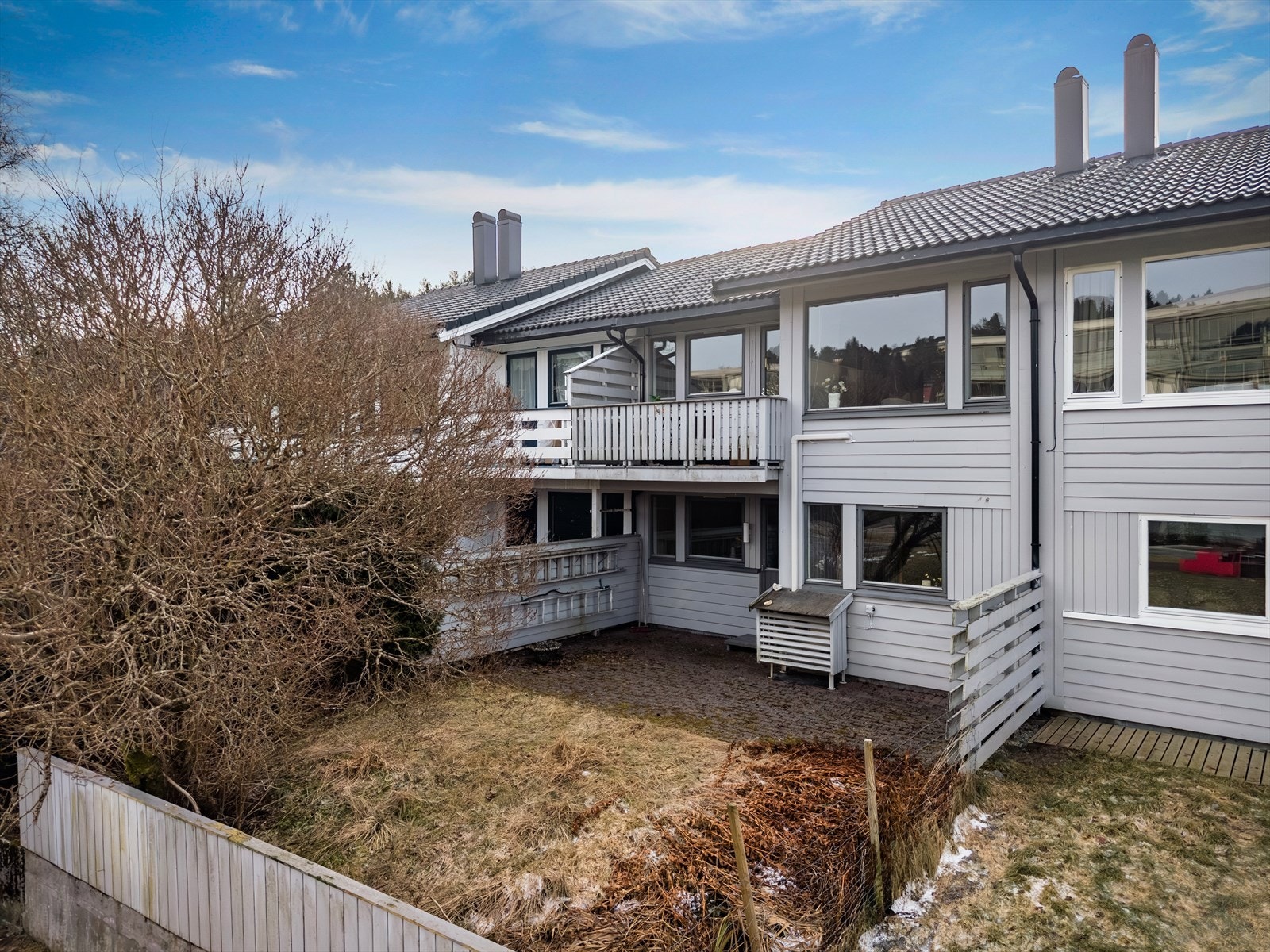 Hagen gir gode muligheter for både lek og avslapning. Her kan man nyte solrike dager, invitere til hyggelige sammenkomster eller la barna boltre seg i trygge omgivelser Galleribilde