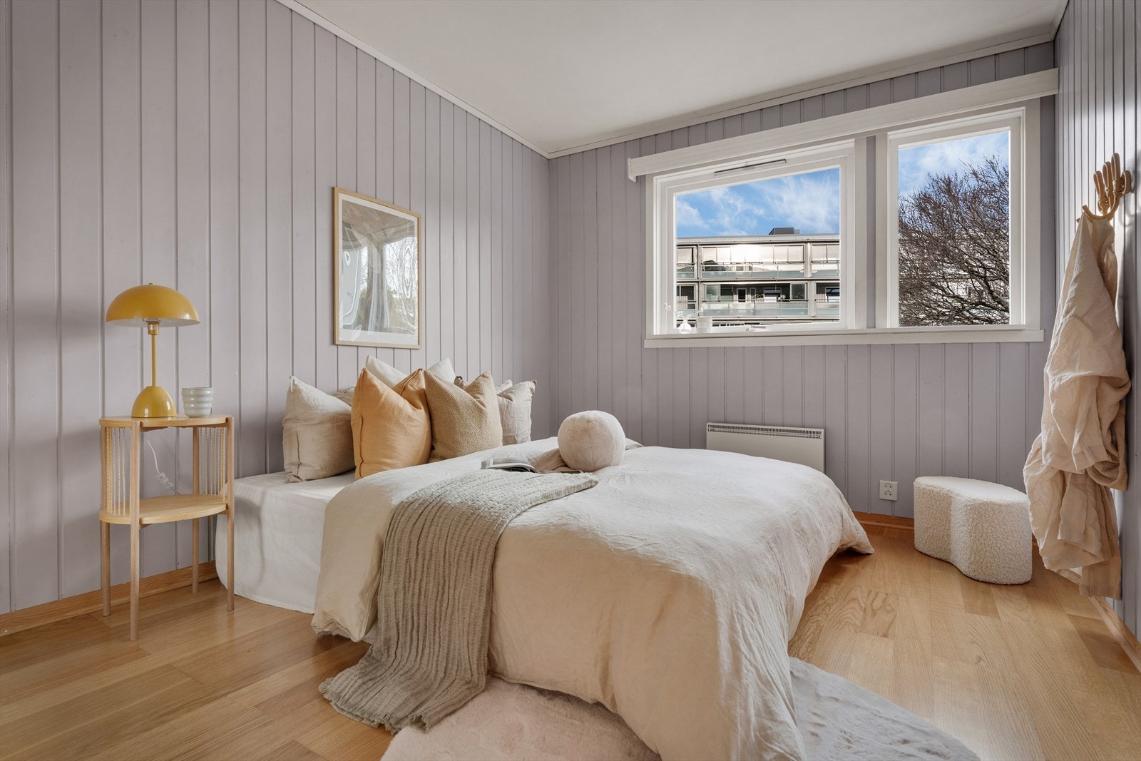 soverommet er innredet med dobbeltseng, nattbord og en praktisk garderobeskap Galleribilde