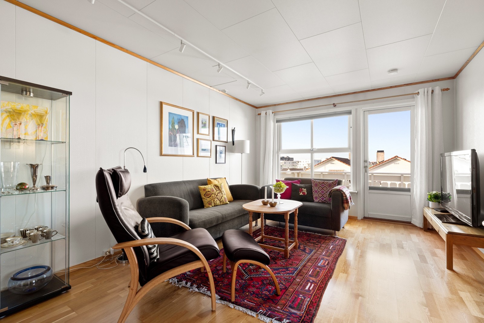 Store vindusflater slipper inn rikelig med dagslys. Galleribilde