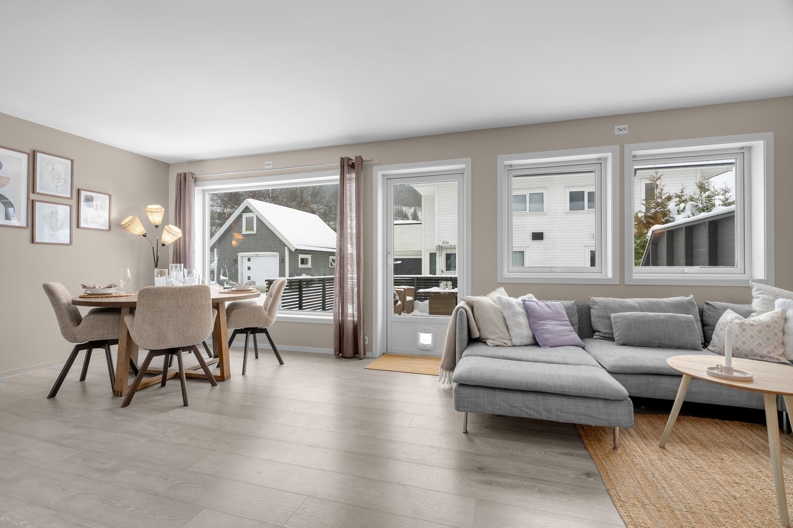 Rikelig med vindusoverflater gir godt med naturlig lysinnslipp. Galleribilde