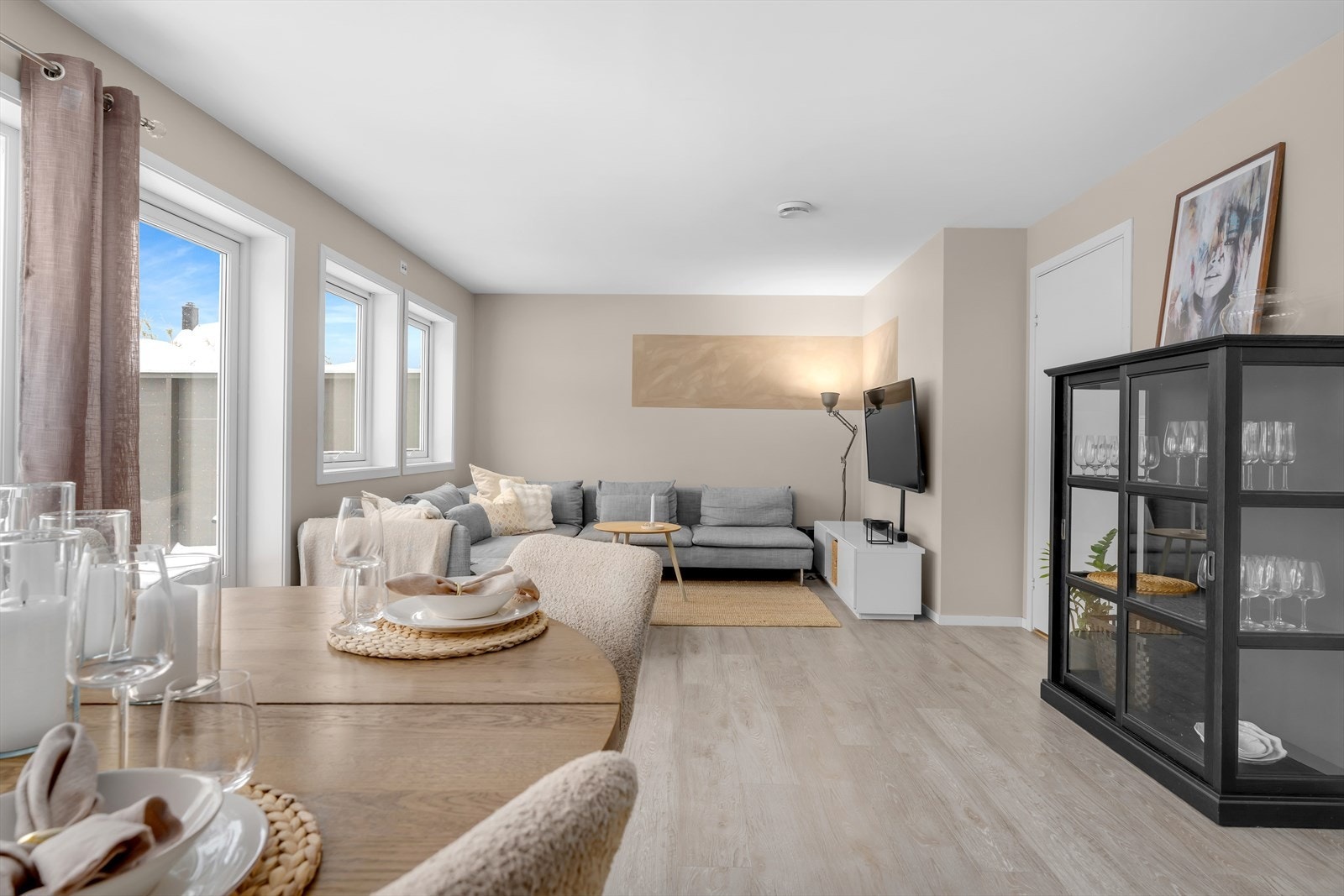 Rommet er romslig og egner seg godt til både avslapning og sosialt samvær. De slette veggene og det elegante enstavs laminatgulvet gir et eksklusivt og helhetlig preg. Galleribilde