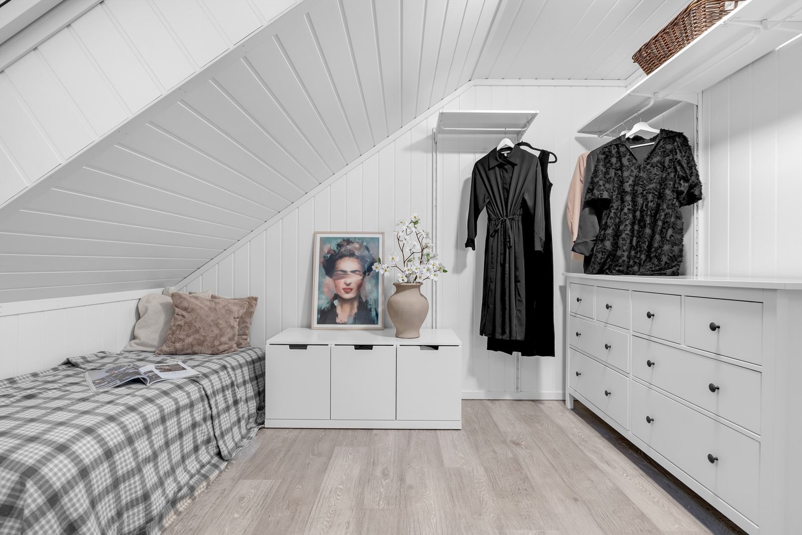 Rommene preges av koselige detaljer som skråtak, som gir en ekstra sjarme og en hyggelig atmosfære. Galleribilde