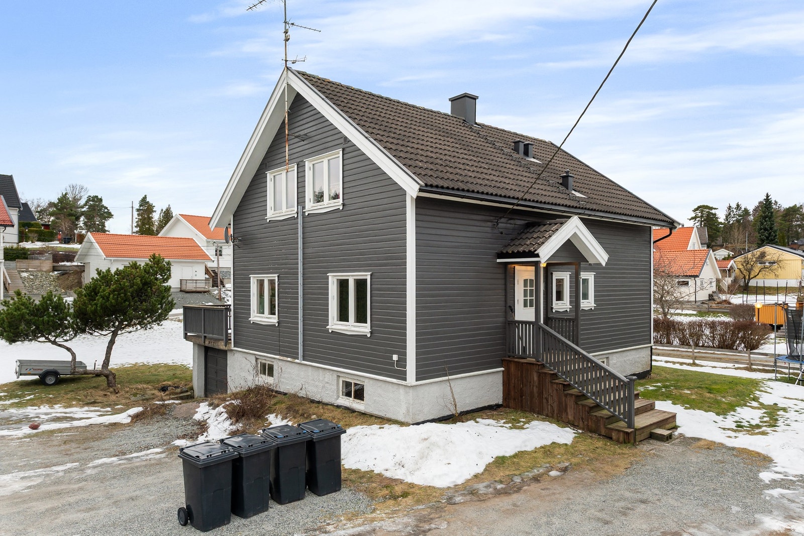 Godt med parkeringsmuligheter på egen tomt Galleribilde