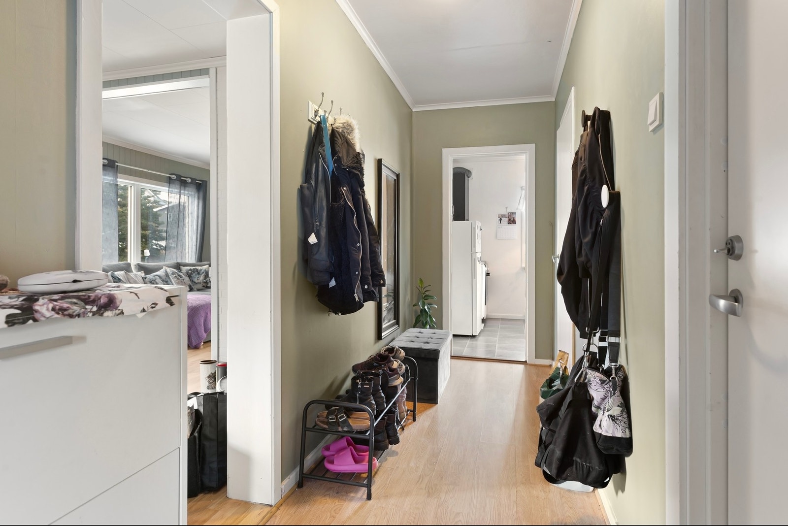 Gang som både leder inn til kjøkkenet og stue Galleribilde