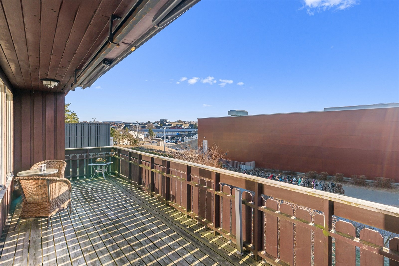 Terrassen henger sammen med balkongen fra stuen. Galleribilde