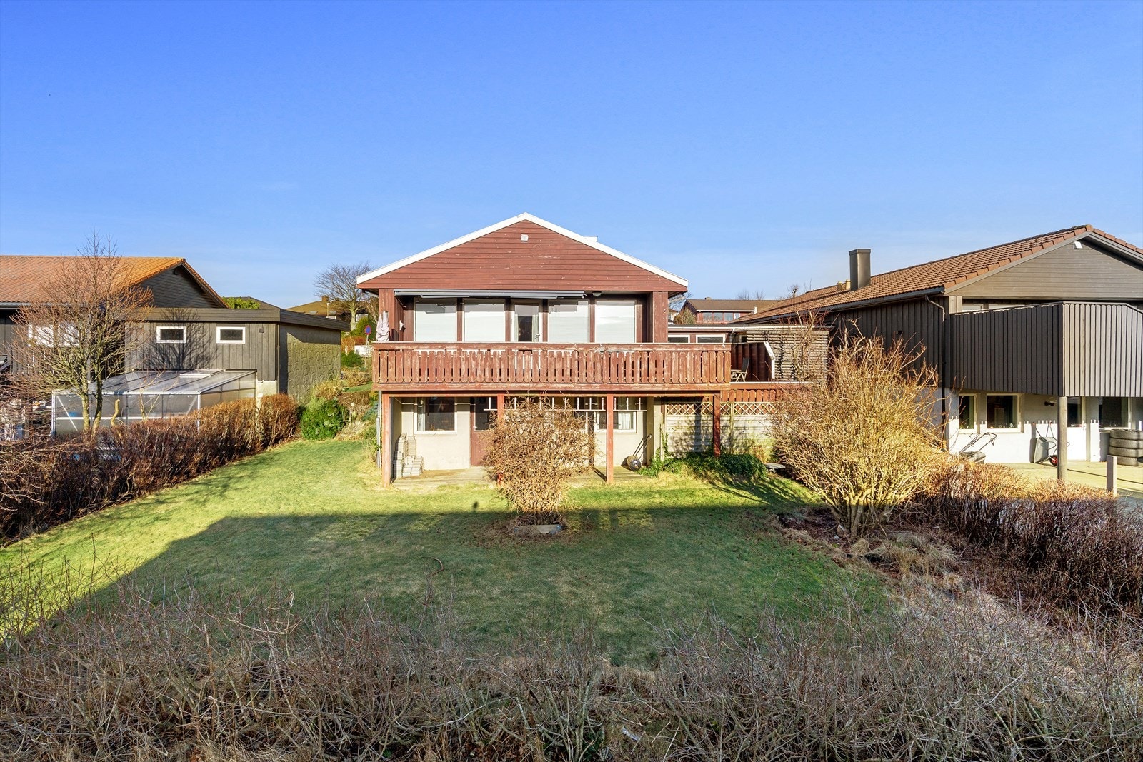 Enebolig med barnevennlig beliggenhet! Flere idrettsområder og lekeplasser i umiddelbar nærhet. Skole og barnehage like ved. Galleribilde