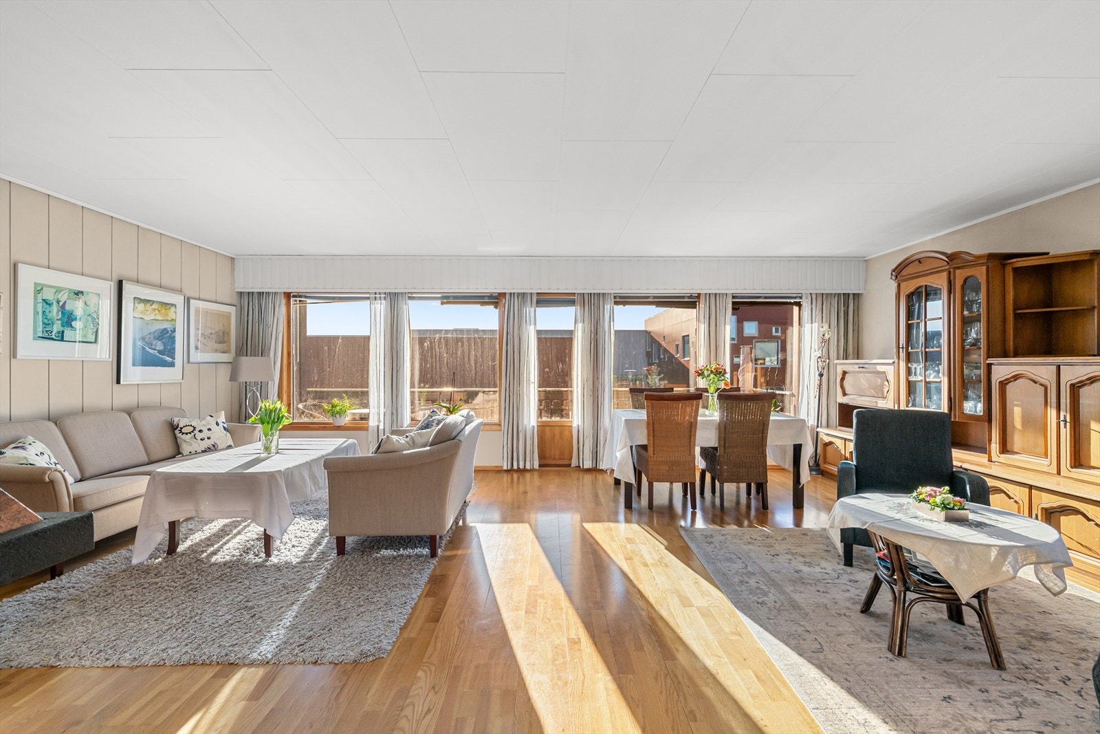 Romslig stue med flere møbleringsmuligheter. Galleribilde