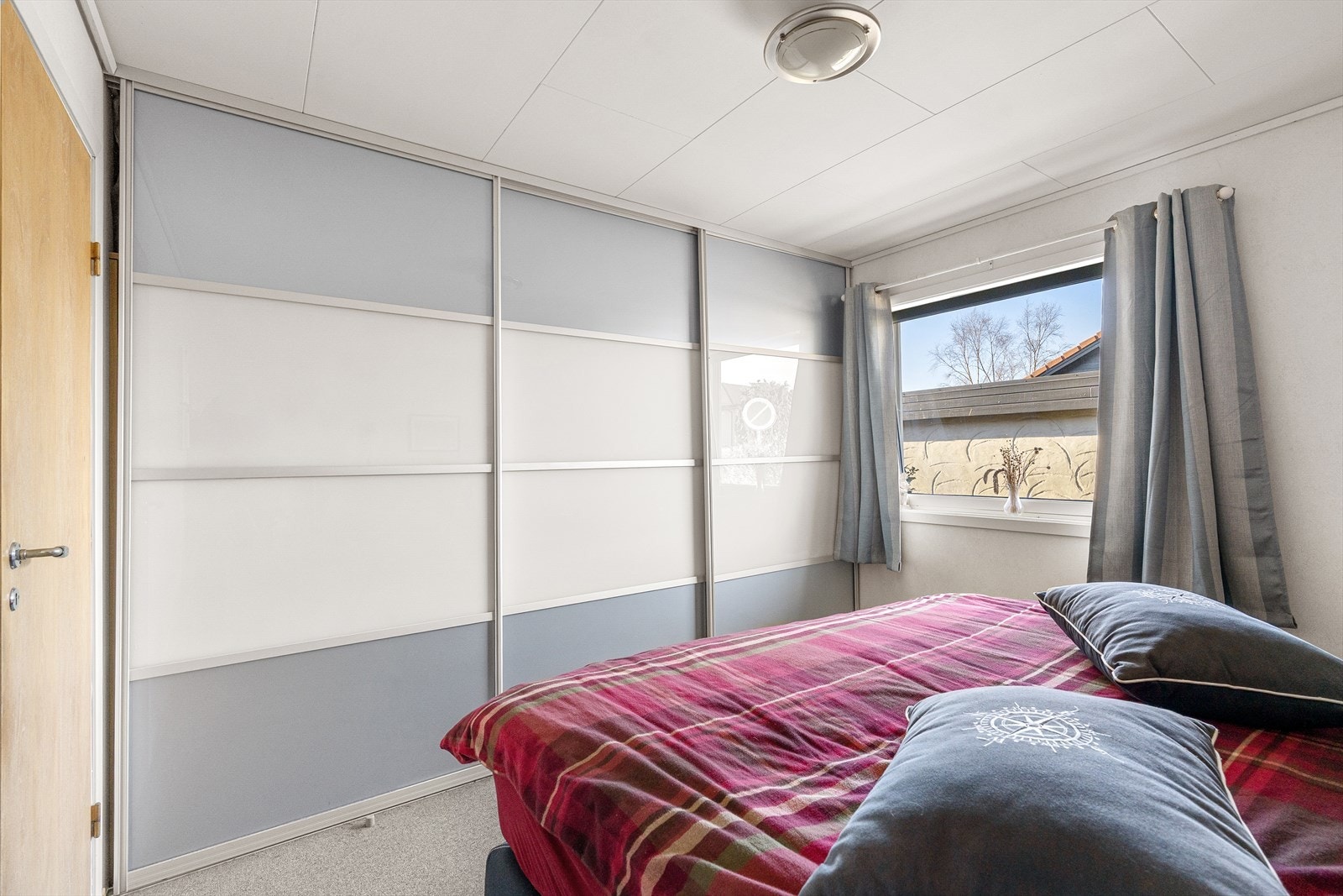 Stor skyvedørsgarderobe for praktisk oppbevaring. Galleribilde