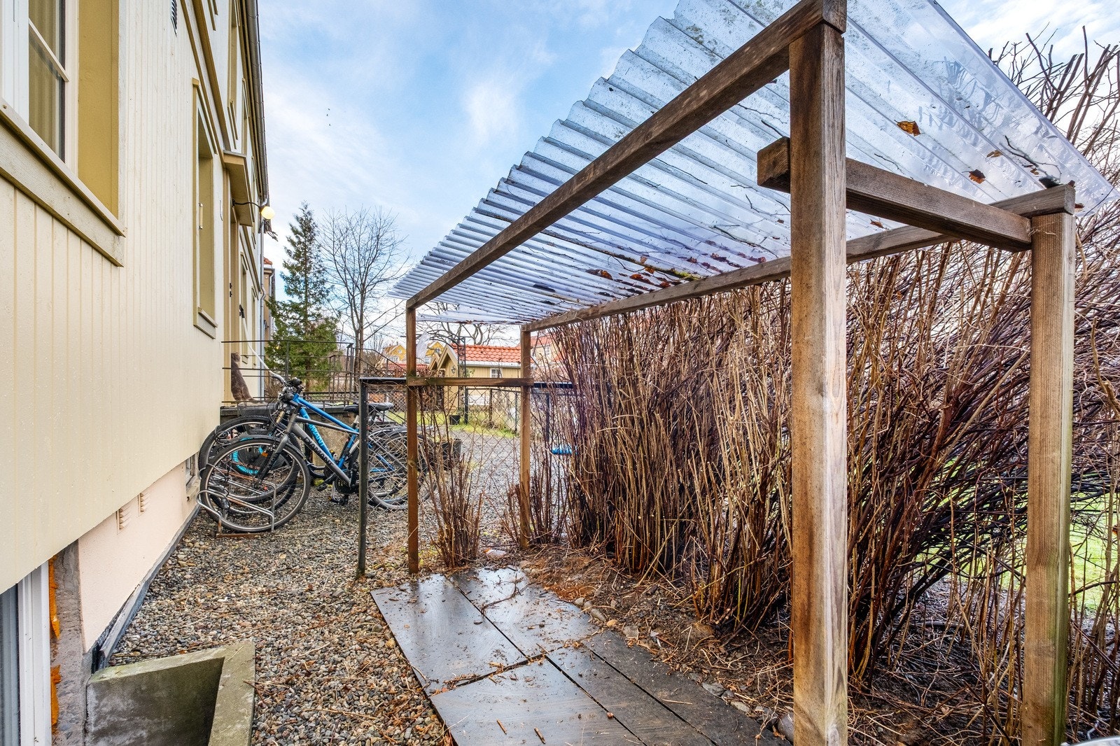 Overbygd sykkel og barnevognplass. Det er kun denne leiligheten som disponerer plassen. Galleribilde