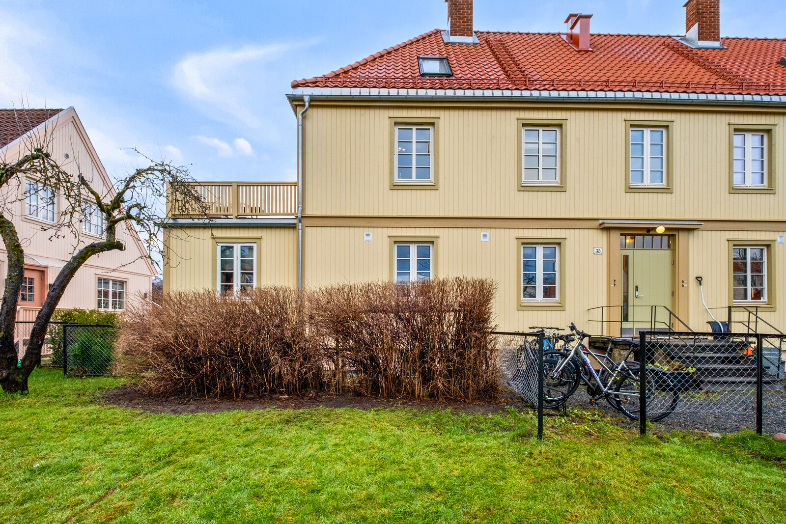 Velkommen til Jutulveien 35. En flott leilighet over 2 plan med utbyggingsmulighet og eksklusiv bruksrett til en stor hage. Galleribilde