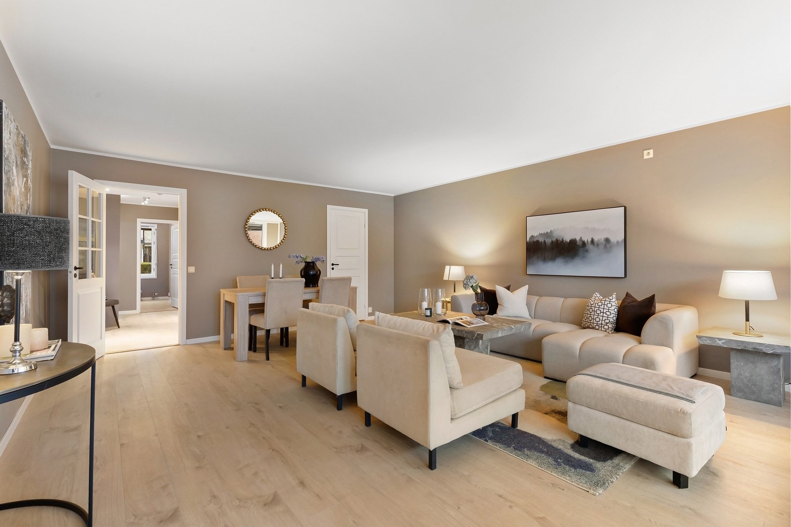 Et helhetlig inntrykk med gjennomgående gulv og en avstemt fargepalett. Galleribilde