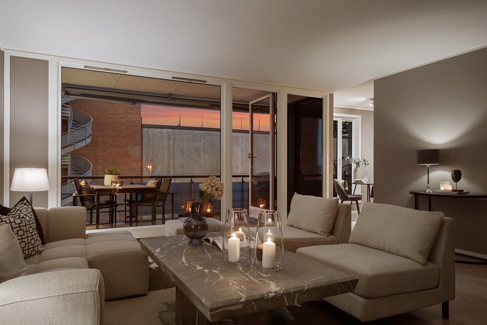 Stuen er et sentralt samlingspunkt med direkte utgang til en sydvendt balkong på 12 m². Galleribilde