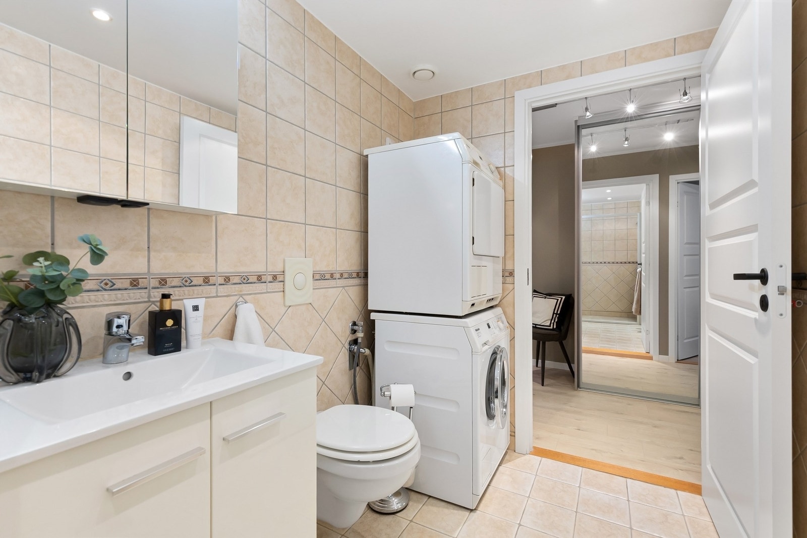 Det er opplegg for vaskesøyle med både vaskemaskin og tørketrommel. Galleribilde