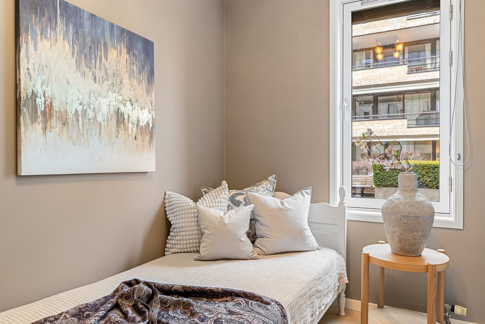 Vinduene i leiligheten er fra byggeår med karmer og rammer av tre. Galleribilde