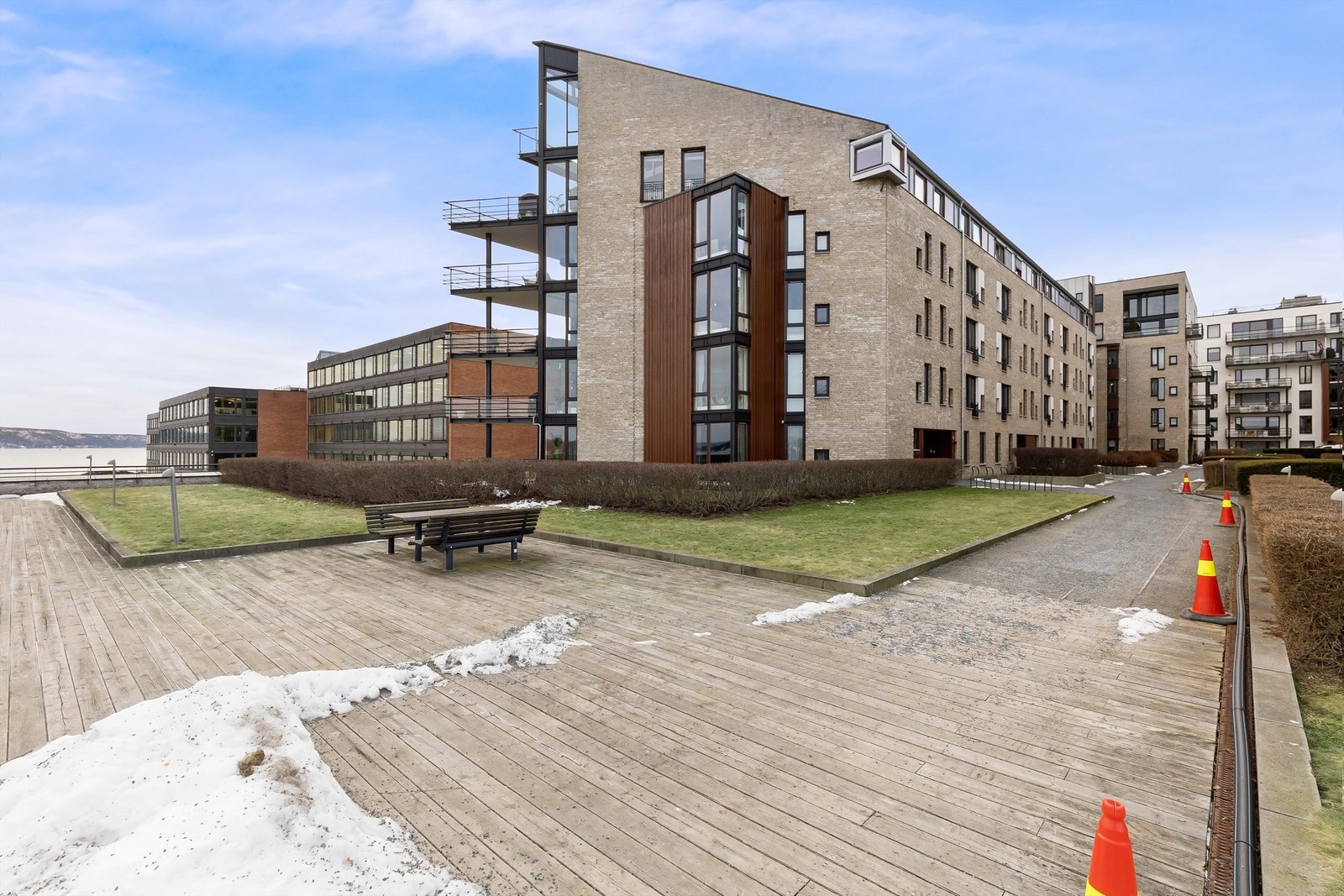 Bygget har en moderne arkitektur med fasader kledd i teglstein. Galleribilde