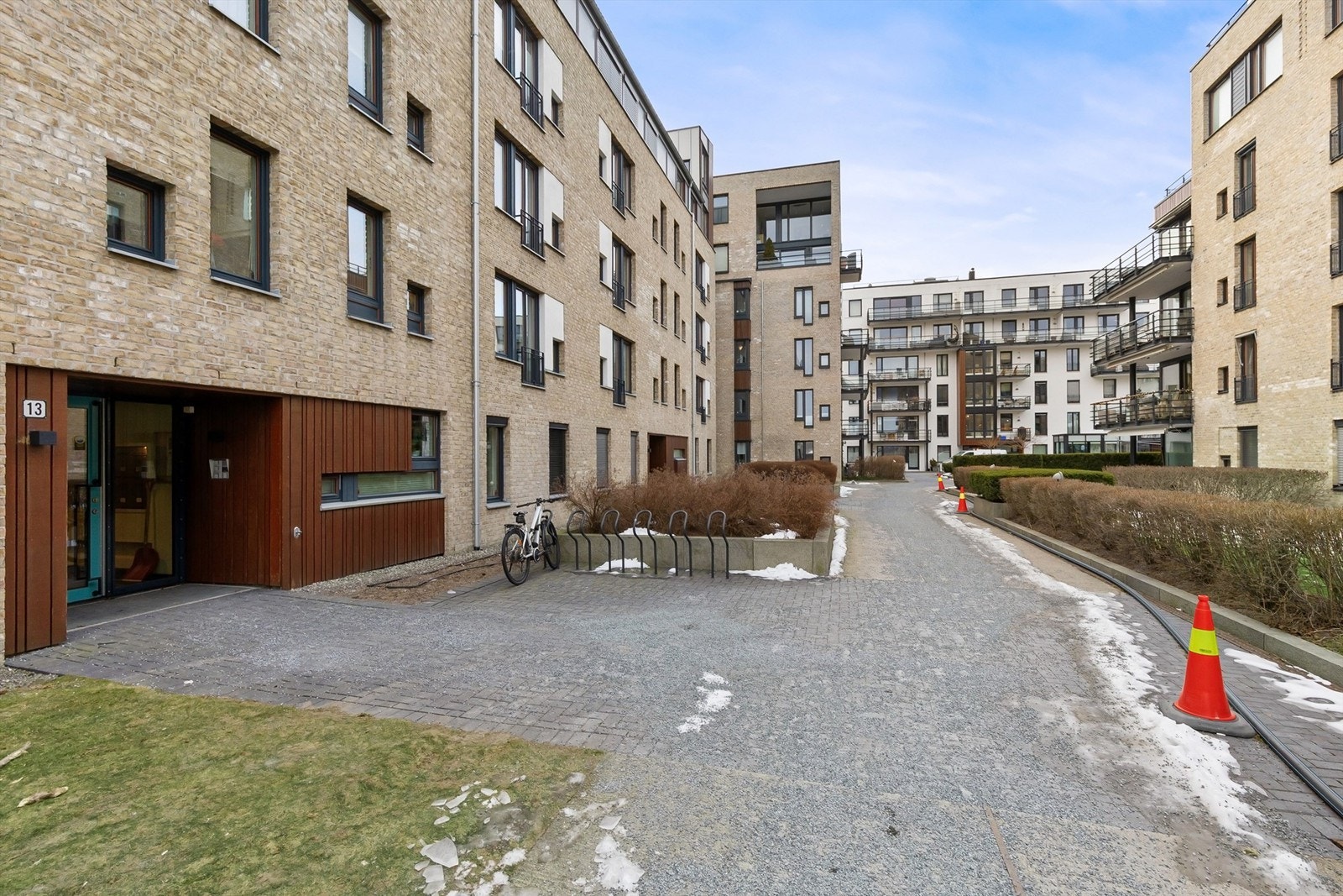 Sykkelparkering er tilgjengelig rett ved inngangspartiet. Galleribilde