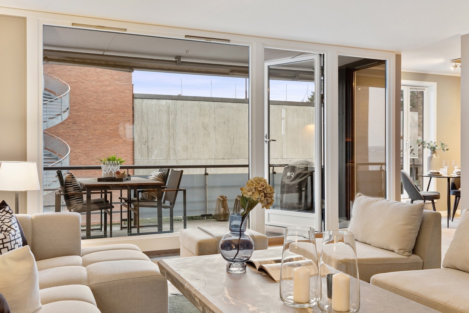 Fra sofakroken har man et fint utsyn mot balkongen og uteområdene. Galleribilde