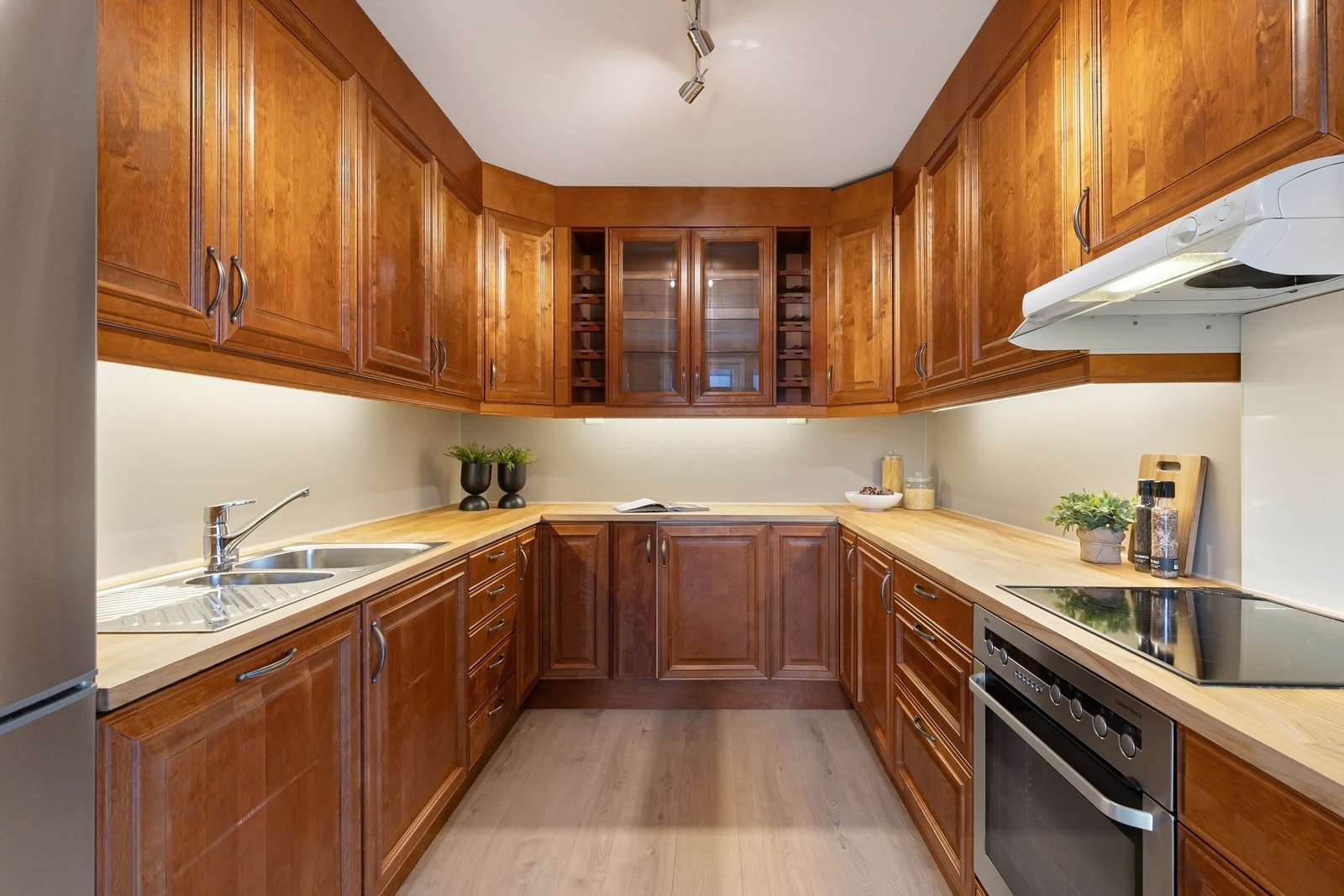 Innredningen har en slitesterk benkeplate i tre som nylig er slipt og lakkert. Galleribilde