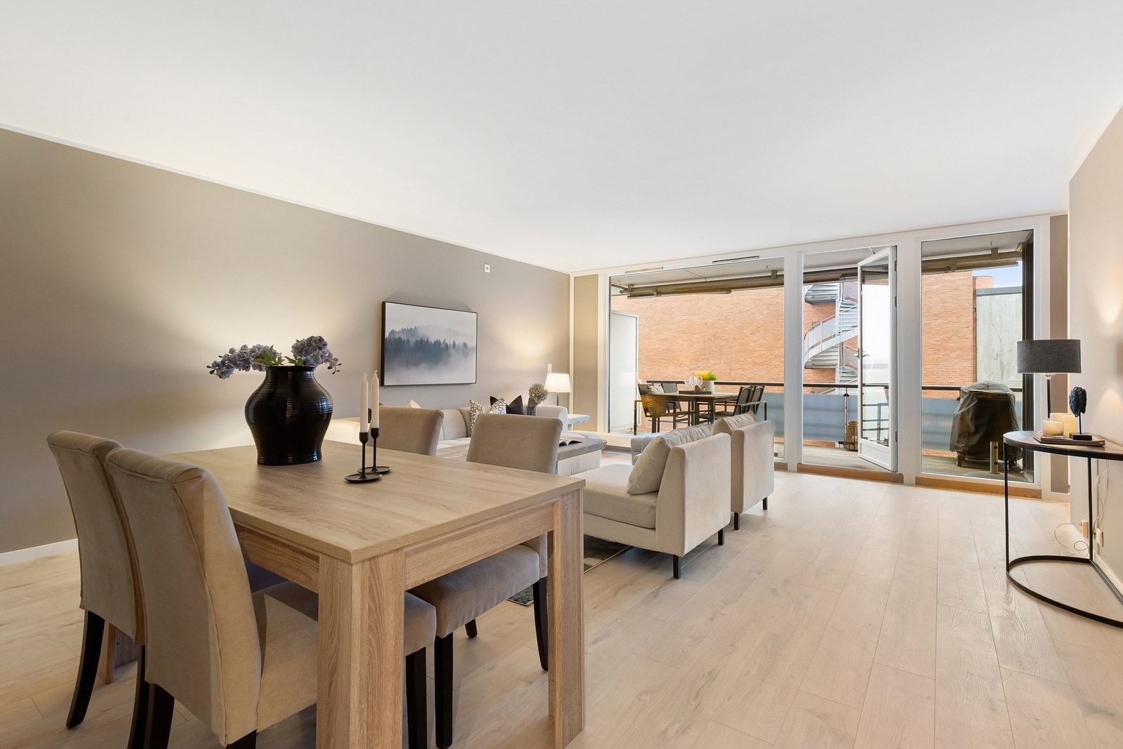 Den åpne løsningen mellom stue og spisestue skaper en sosial og innbydende sone. Galleribilde