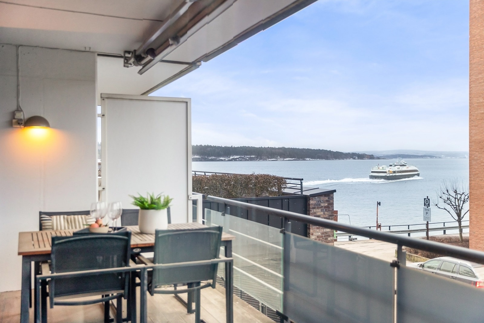 Fergen til Nesodden legger til kai like ved, og gir gode pendlermuligheter. Galleribilde