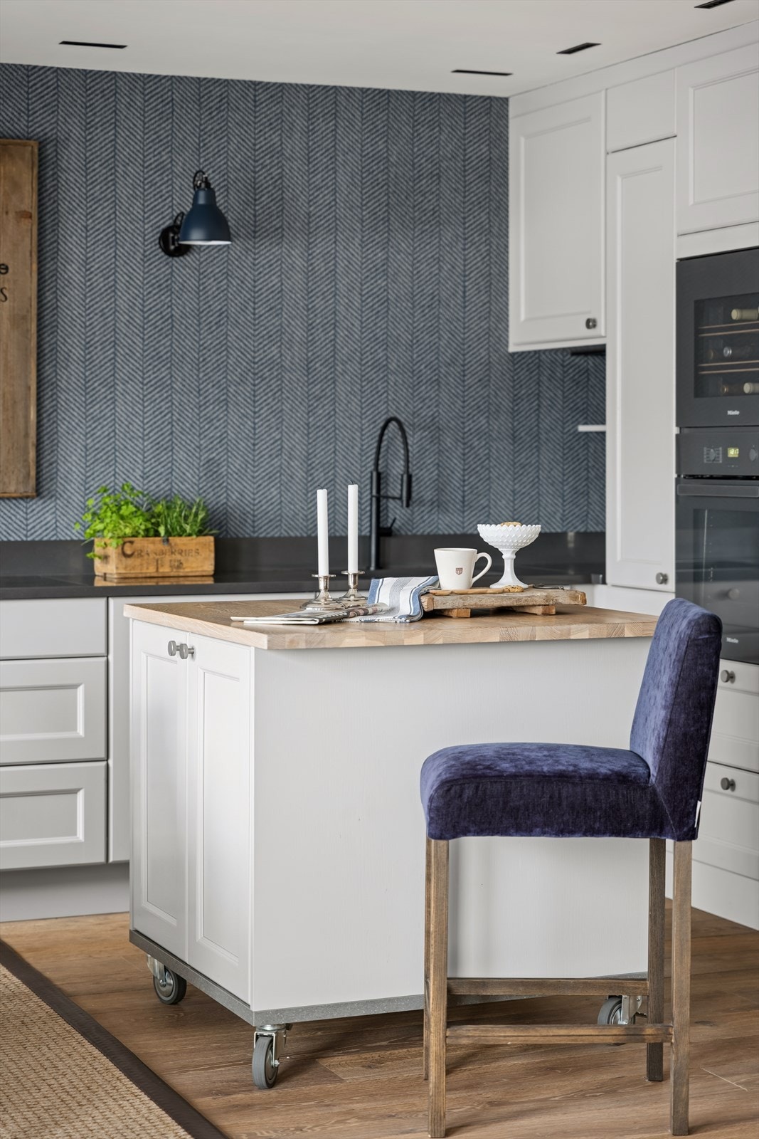 Kjøkkenøyens hjul gjør den fleksibel og lett å flytte ved behov. Galleribilde