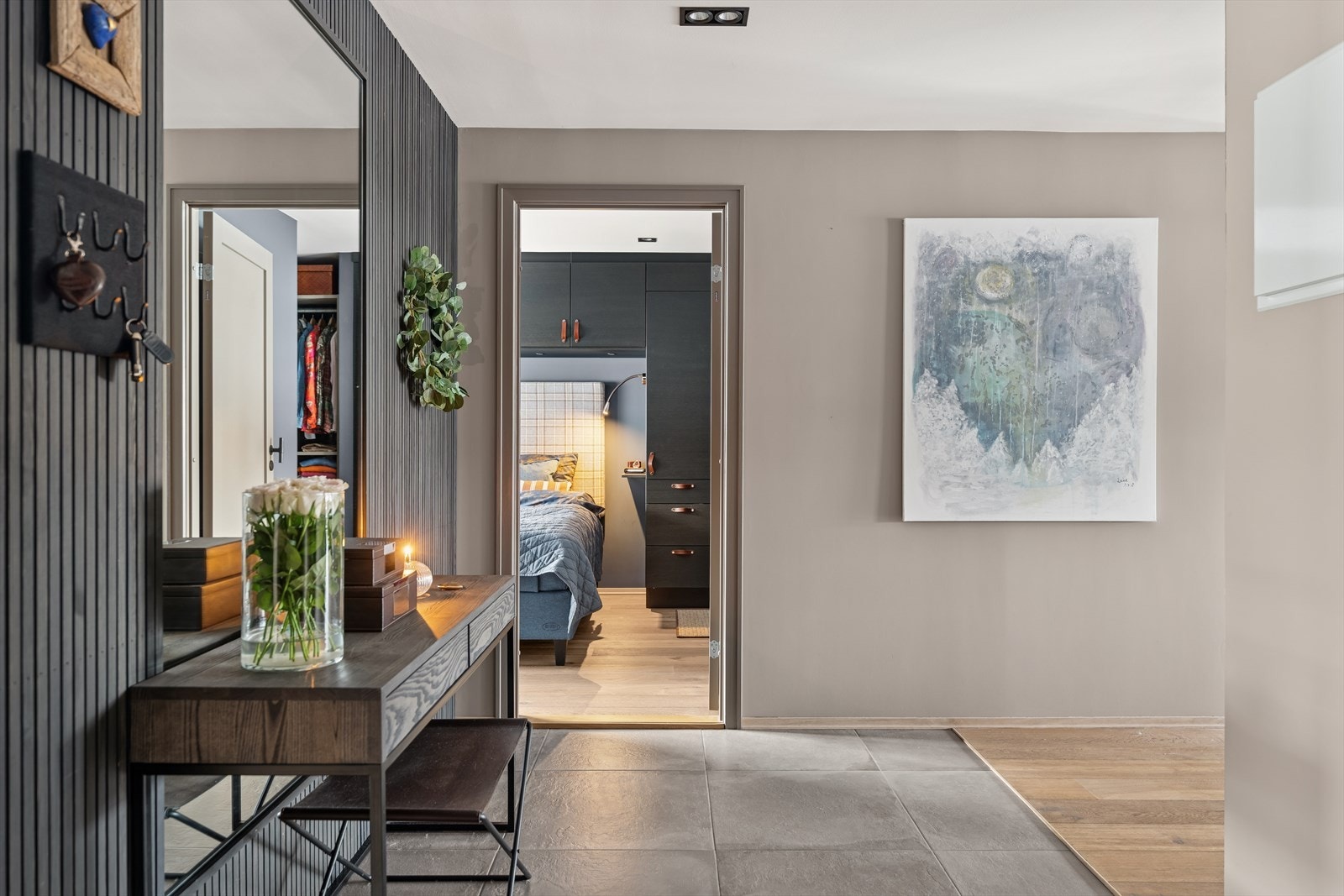 Flislagt gulv i entré gir en slitesterk og lettstelt overflate. Galleribilde