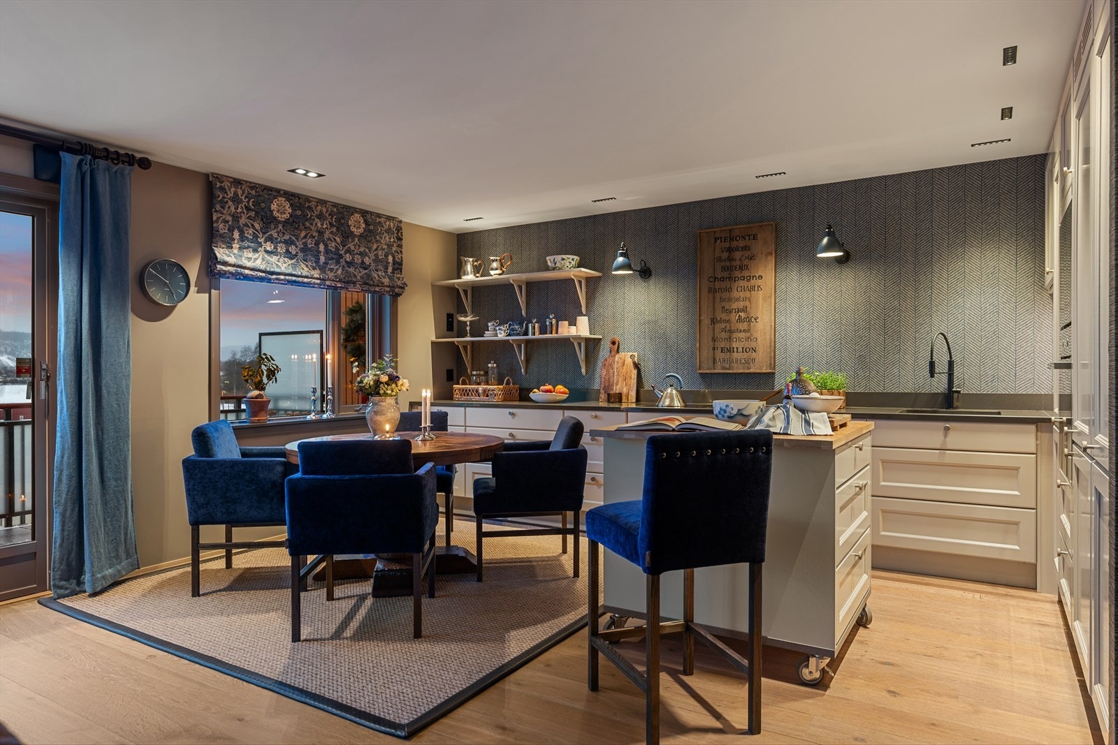 Hele leiligheten ble pusset opp og oppgradert i 2021, og har gjennomgående høy standard. Galleribilde