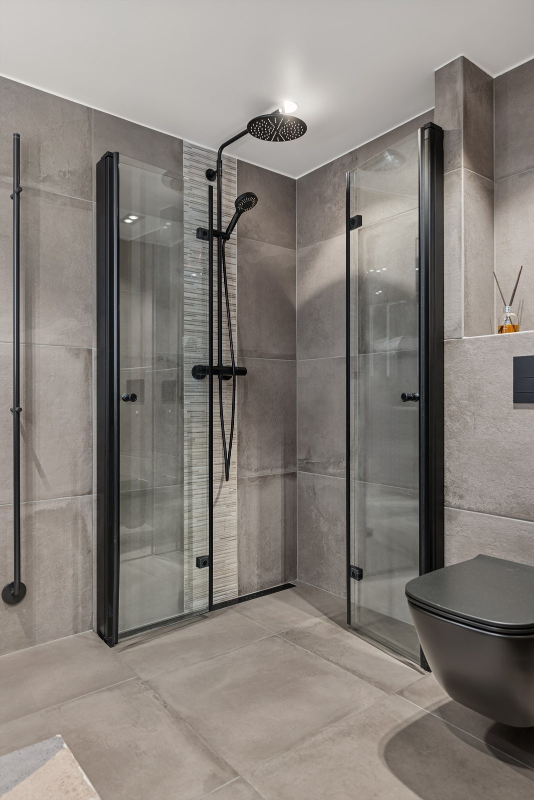 Dusj med innfellbare vegger i herdet glass. Galleribilde