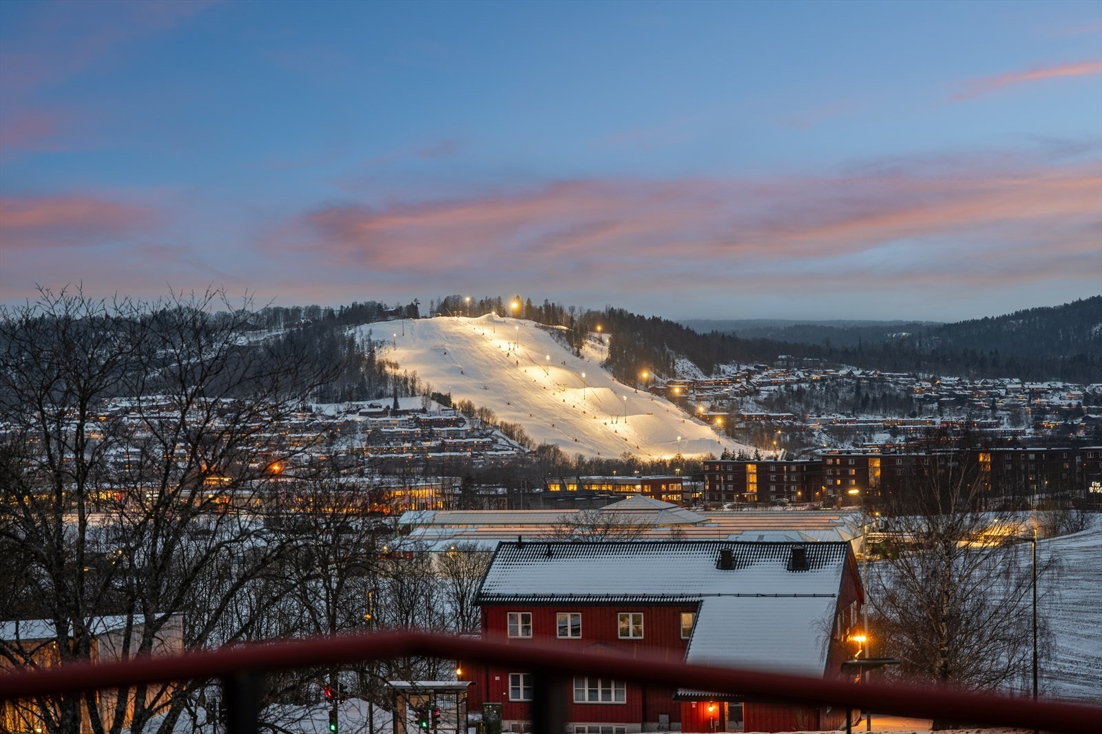 Balkongen har gode solforhold og flott utsikt. Galleribilde