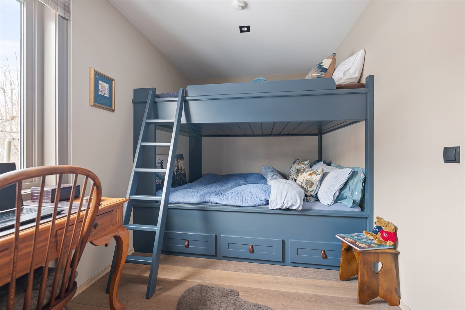 Soverom 2. Plassbygget dobbel køyeseng med integrert oppbevaring gir optimal utnyttelse av rommet. Galleribilde