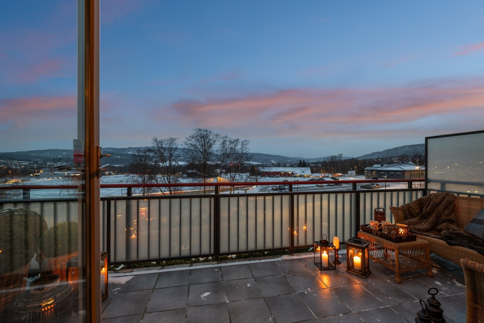 Balkongen har flislagt gulv og rekkverk i stål med glassplater. Galleribilde