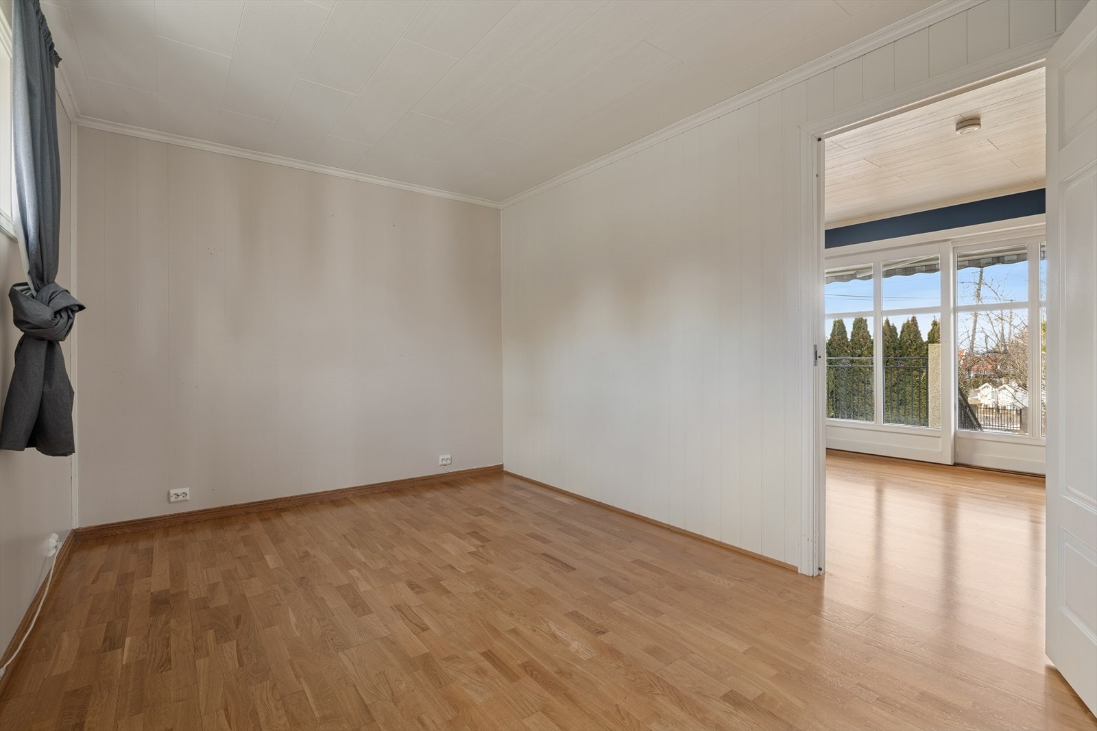 Lyst og luftig rom som er en del av stuen men har blitt brukt som soverom, dog er ikke vinduene store nok til å oppfylle krav til rømning. Galleribilde