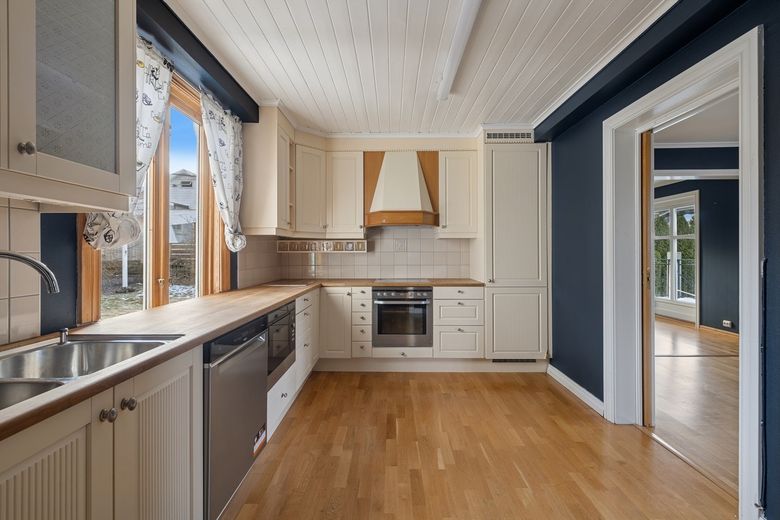 Kjøkkenet er av god størrelse og ligger i en lukket løsning, med skyvedør inn mot stuen som gjør det enkelt å bevege seg mellom rommene. Galleribilde