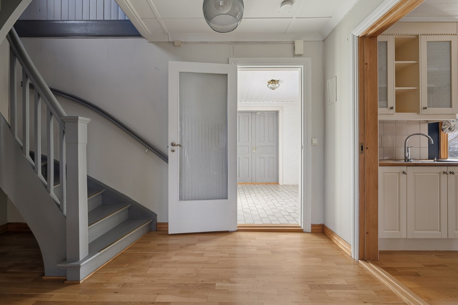 Gangen som fungerer som en god romfordeler med adkomst til kjøkken, stue og trapp opp til 2. etasje. Galleribilde