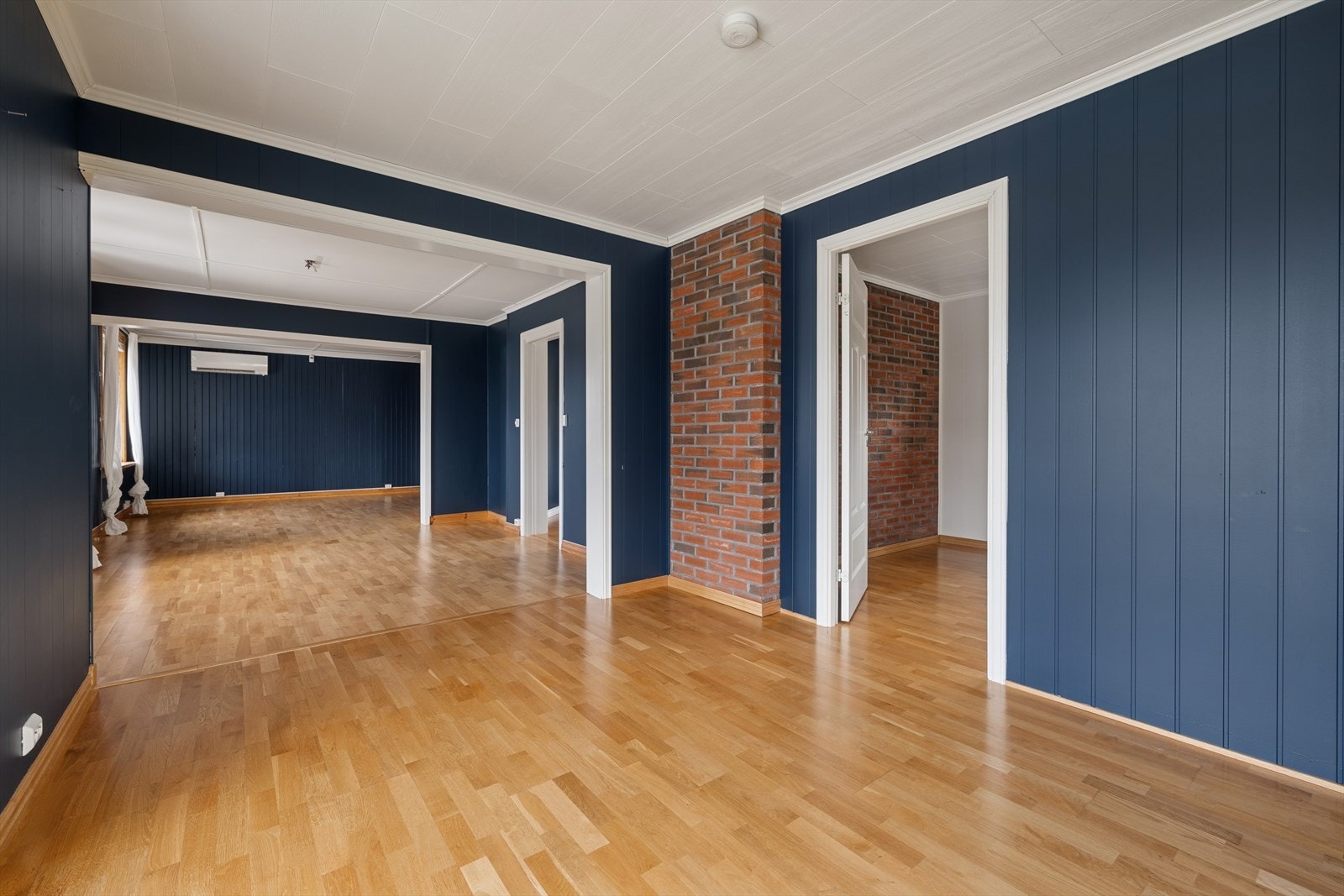 I enden av stuen finner man boligens første soverom, praktisk plassert med enkel tilgang fra oppholdsrommet. Galleribilde