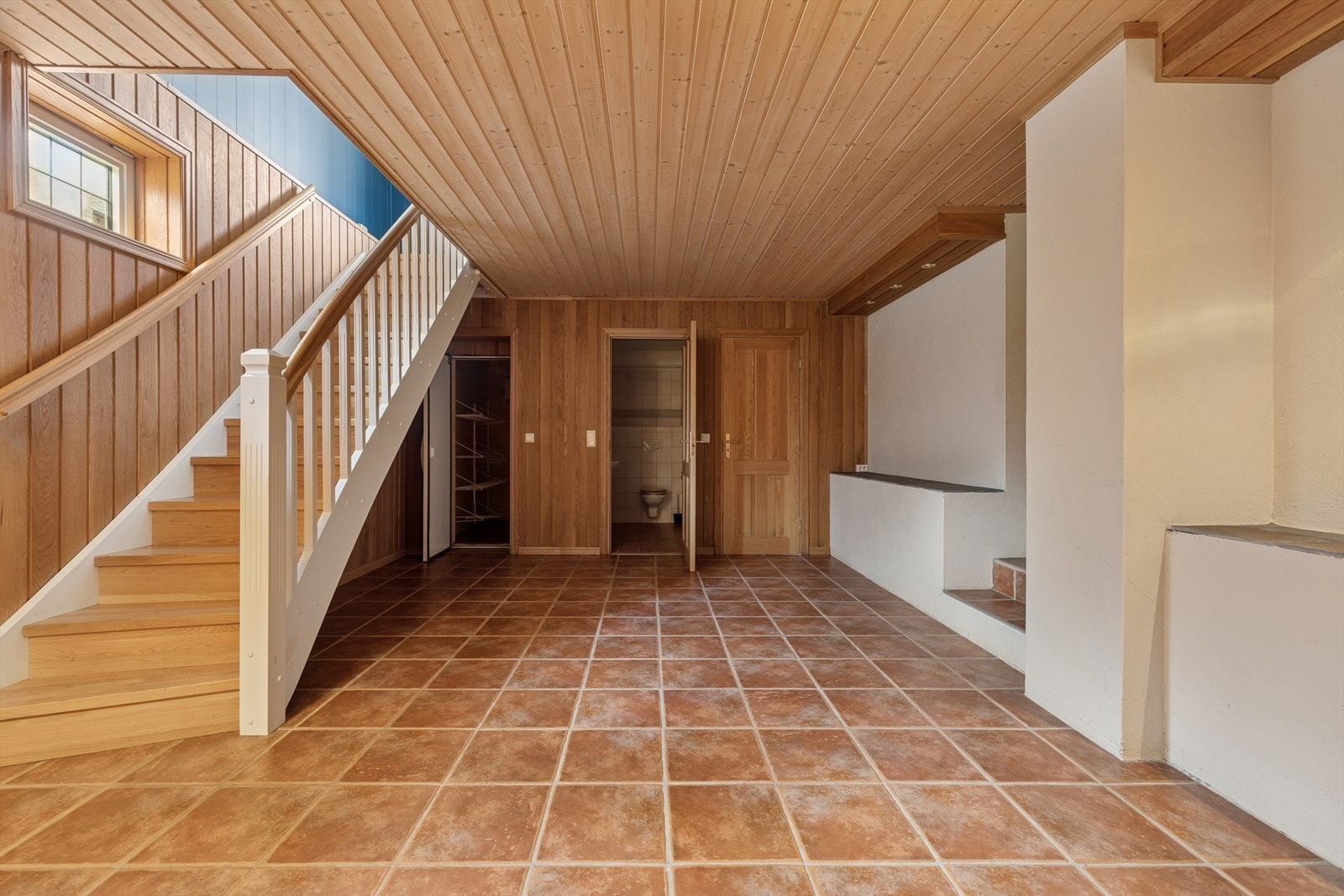 Kjelleretasjen rommer en koselig kjellerstue, et praktisk toalettrom, samt bod og kjølerom med gode oppbevaringsmuligheter. Galleribilde